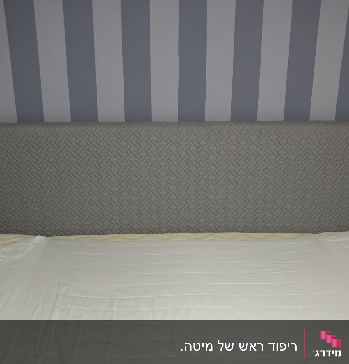 ראש מיטה מרופד בבד אפור עם דוגמה גיאומטרית